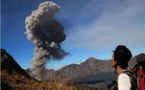 Indonesia hủy hàng trăm chuyến bay vì núi lửa