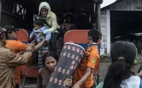 Indonesia sơ tán người dân do núi lửa phun trào