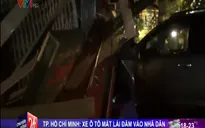 TPHCM: Ô tô mất lái tông thẳng vào nhà dân