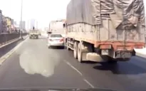 Ô tô con đột ngột chuyển làn trước đầu xe tải