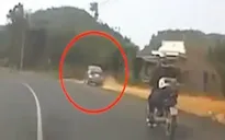 Lái xe lơ là, ô tô lao đầu xuống cống