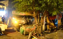Ô tô mất lái đâm sập nhà dân, 3 người bị thương