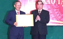Nguyên Phó Thủ tướng Trương Vĩnh Trọng nhận Huy hiệu 50 năm tuổi Đảng