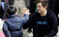 Orlando Bloom trò chuyện cùng người dân tị nạn
