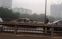 Hà Nội: Xe biển xanh bất ngờ bốc cháy tại đường trên cao