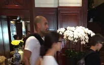 HLV Pep Guardiola bất ngờ xuất hiện tại Hà Nội