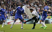 Newcastle 2-2 Chelsea: Mourinho không thể cứu The Blues