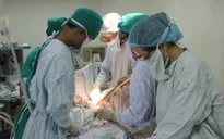 Thái Nguyên: Cứu sống cháu bé bị cây nứa đâm xuyên người