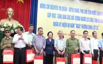 Phó Chủ tịch nước Nguyễn Thị Doan thăm, tặng quà các gia đình chính sách tại Hà Nam