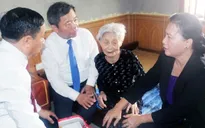 Phó Chủ tịch QH Nguyễn Thị Kim Ngân tặng quà các gia đình thương binh, liệt sĩ tại Hà Tĩnh