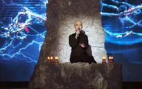 Giang Hồng Ngọc "gây choáng" với tạo hình ni cô trong The Remix