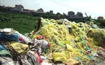 Hãi hùng rác thải "bủa vây" làng nghề tái chế nhựa Minh Khai