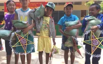 ĐBSCL: Các bé họ Nhân và hàng trăm học sinh khó khăn nhận quà trung thu sớm