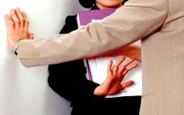 Nhức nhối nạn quấy rối tình dục nơi công cộng tại nhiều quốc gia
