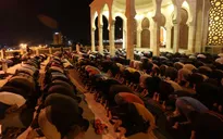 Người dân Hồi giáo đón tháng lễ Ramadan