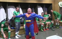 Siêu nhân ăn mừng cùng các tuyển thủ CH Ireland ở phòng thay đồ