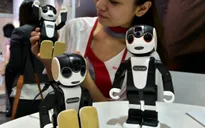 Ra mắt robot điện thoại thông minh có thể giao tiếp với người dùng