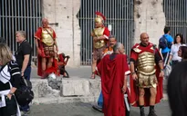 Cấm 'võ sĩ giác đấu' thu tiền chụp ảnh của khách du lịch tại Rome