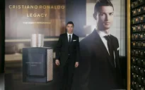 Ronaldo bảnh bao tự PR nước hoa mang tên mình