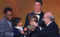 Ronaldo được tặng giày đính kim cương sau lễ trao giải Quả bóng vàng