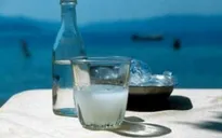 Hy Lạp áp thuế với rượu Tsipouro khiến người dân lo lắng