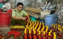 Phát hiện một lượng lớn rượu ngâm rắn hổ mang giả