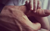 Ryan Reynolds gây rúng động khi khoe ảnh con gái