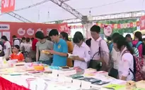 Đông đảo người dân nô nức tham gia Hội chợ sách 2015