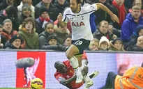 Bị qua mặt, hậu vệ Sakho dùng kỹ thuật môn rugby