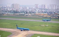 Sân bay Tân Sơn Nhất đóng cửa 15 phút vì chú chó đi lạc