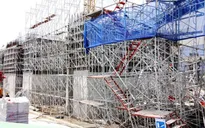 Sập giàn giáo ở TP.HCM: Nỗ lực giải cứu công nhân mắc kẹt