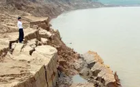Sạt lở nghiêm trọng bờ sông, người dân Quảng Trị nơm nớp lo sợ