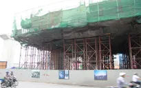 Xà beng rơi trúng ôtô Civic đang lưu thông trên đường Nguyễn Trãi
