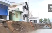 Cần Thơ: Sạt lở đường đang làm, 2 căn nhà rơi xuống sông