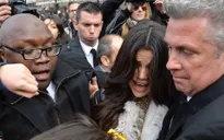 Selena Gomez sợ hãi trong vòng vây fan cuồng