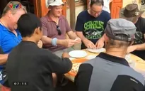 Người nước ngoài thích thú với trải nghiệm nấu ăn tại Sapa