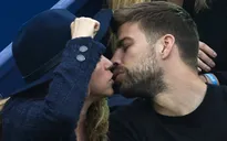 Shakira và Pique liên tục trao nhau nụ hôn ngọt ngào