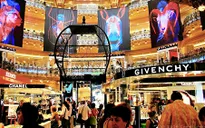 Các trung tâm mua sắm ở Paris hồi sinh sau tấn công khủng bố