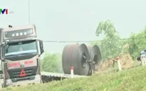 Hà Nội: Xe quá tải rầm rập phá đường đê Phúc Lợi