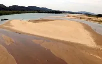Nghệ An: Nắng hạn kéo dài, sông Lam cạn kỷ lục