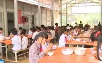 Sơn La: Bữa ăn bán trú tiếp sức học sinh nghèo đến trường