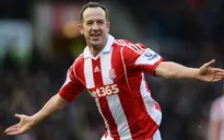 Siêu phẩm từ gần 60m vào lưới Chelsea của Charlie Adam