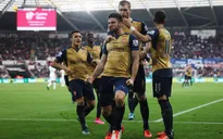 Thắng đậm Swansea, Arsenal tiếp tục chia sẻ ngôi đầu với Man City
