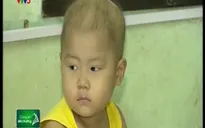 Những bệnh nhi học cách quen với người bạn mặc áo blouse trắng