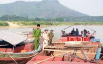 Hà Tĩnh: Bắt quả tang 3 sà lan khai thác cát trái phép