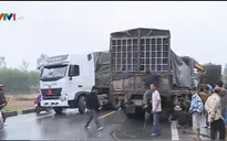 TT-Huế: Hai xe tải tông trực diện, 1 tài xế bị thương nặng