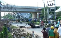 Cần cẩu đổ ngang đường, đè chết 3 mẹ con