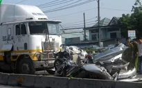 TP.HCM: Container tông ô tô, 5 người trong gia đình thiệt mạng