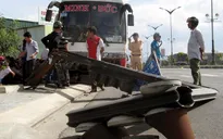 Ô tô khách chạy vượt tốc độ đâm đổ cột đèn tín hiệu giao thông