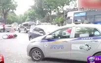 Hà Nội: Ô tô gây tai nạn liên tiếp, 2 người bị thương nặng
